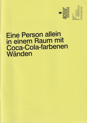 Eine Person allein in einem Raum mit Coca-Cola-farbenen Wänden