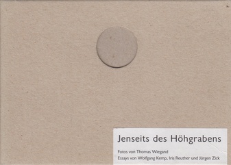 Jenseits des Höhgrabens.  Fotos von Thomas Wiegand, Essays von Wolfgang Kemp, Iris Reuther und Juergen Zick