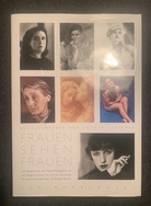 Frauen sehen Frauen. Eine Bildgeschichte der Frauen-Photographie von Julia Margaret Cameron bis Inez van Lamsweerde. 159 Photographien herausgegeben von Lothar Schirmer