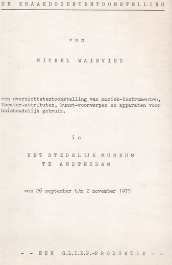 De kraakdozententoonstelling van Michel Waisvisz Een overzichtstentoonstelling van muziek-instrumenten, theater-attributen, kunst-voorwerpen en apparaten voor huishoudelijk gebruik in het stedelijk Museum amsterdam van 26 september t/m 2 november 1975. SM catalogusnummer 585