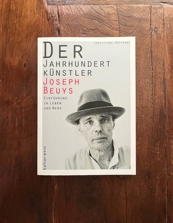 CHRISTIANE HOFFMANS: DER JAHRHUNDERTKÜNSTLER JOSEPH BEUYS. Einführung in Leben und Werk