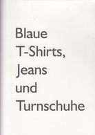 Blaue T-Shirts, Jeans und Turnschuhe