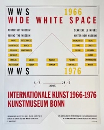 LAWRENCE WEINER. WIDE WIDE SPACE 1966 - 1976. ACHTER HET MUSEUM/ BEHIND THE MUSEUM/ DERRIERE LE MUSEE/ HINTER DEM MUSEUM. [Plakat/ Poster]